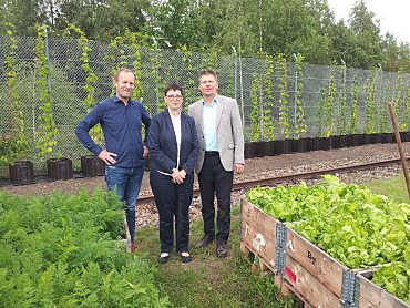 Senator Joachim Lohse (r.) zu Besuch auf der Gemüsewerft; mit Michael Scheer, Geschäftsführer der GiB und Iris Geber von der wfb