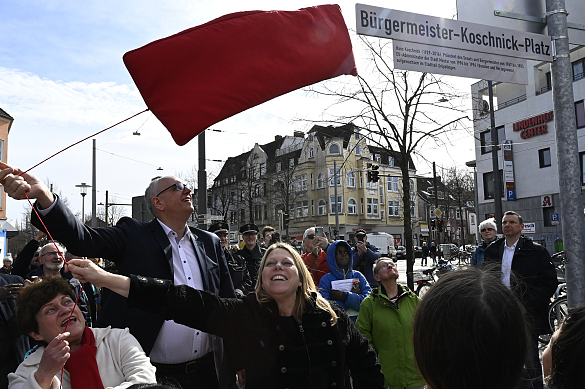 Gruppenfoto mit Senatorin Schaefer: Bürgermeister-Koschnick-Platz in Gröpelingen eingeweiht