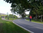 Radfahrer auf Radweg im Grünzug, Blickrichtung Weser