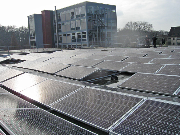Mann baut Solarpanel auf Dach: Umwelt- und Mobilitätsdeputation beschließen Solardachausbau für Bremen