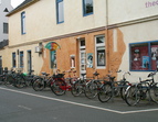 Fahrradparker am Schnürschuh-Theater in der Neustadt. Quelle: KWK-Freiraum-Planung