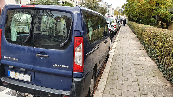 Parkende Autos auf Straße; freier Gehweg: Konzept zum Parken in Findorff