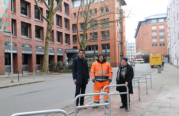 Personen stehen bei Fahrradbügeln. Viele neue Fahrradbügel im Bremer Stadtkern. Umsetzung der Maßnahme aus dem Aktionsprogramm Innenstadt offiziell gestartet